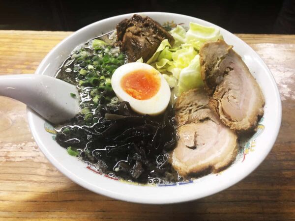 ボリューム満点で麻油が効いて中毒者続出の森林公園近くにあるラーメン店「熊本らーめん育元」