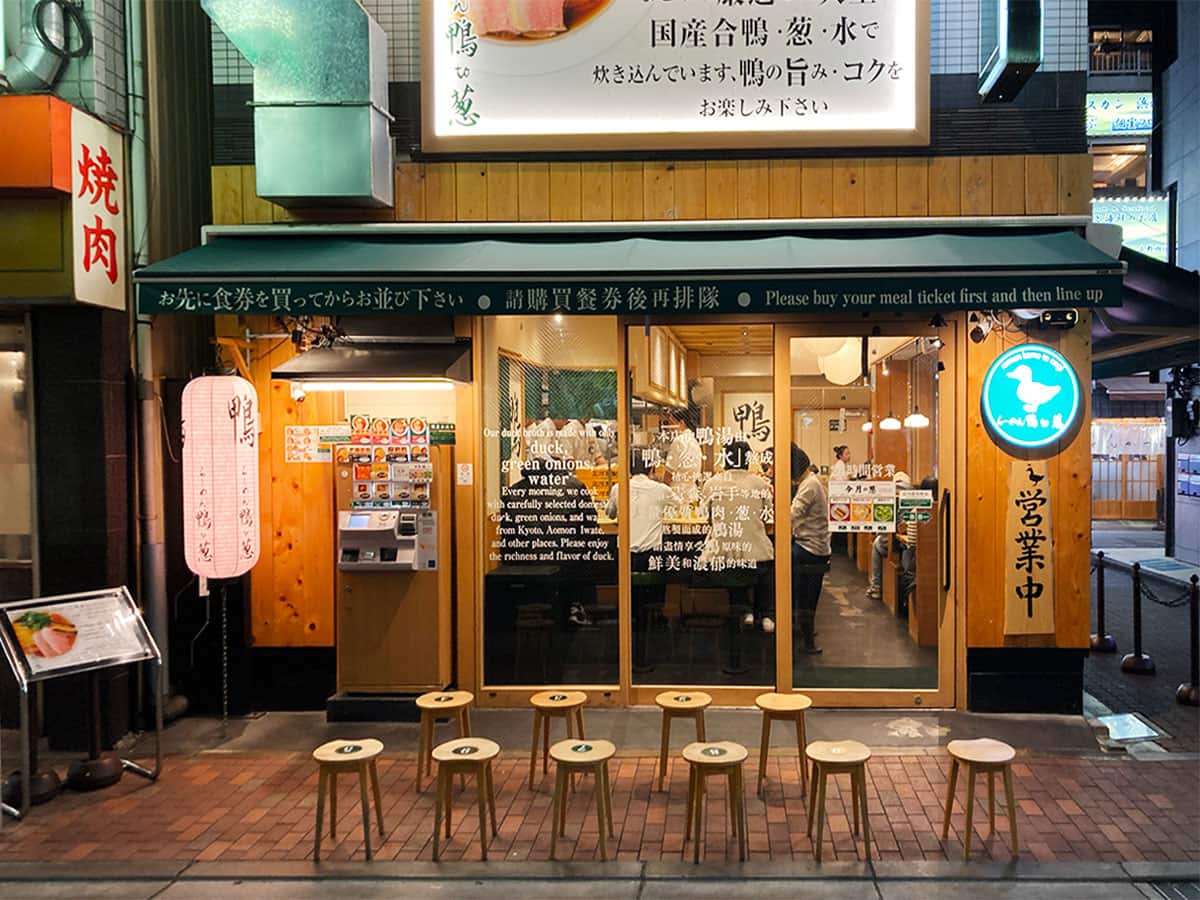 待機用席は人気店の証｜らーめん 鴨to葱 御徒町本店