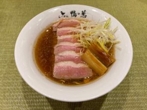 鴨肉がキレイに並ぶ鴨ラーメン｜らーめん 鴨to葱 御徒町本店