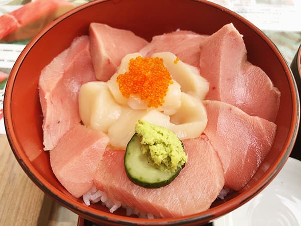 東京 勝どき マグロ卸のマグロ丼の店|鮪とホタテの2色丼