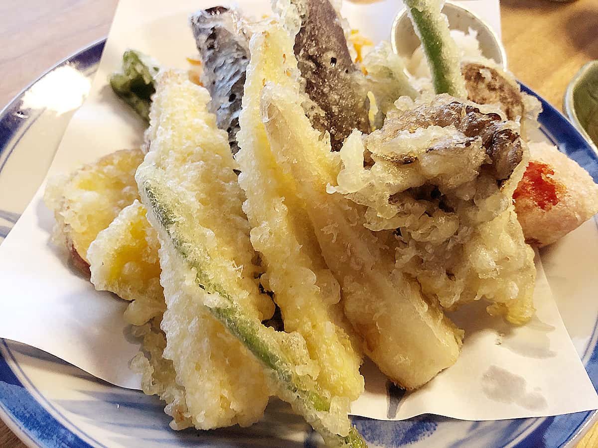 山形 天童 そば 吉里吉里 (きりきり)|野菜の天ぷら盛り合わせ