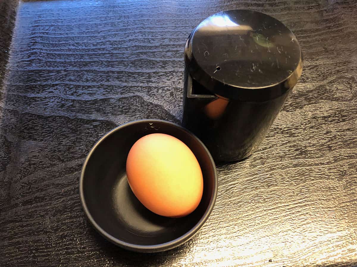 生卵と出汁醤油|香川 高松 手打十段 うどんバカ一代
