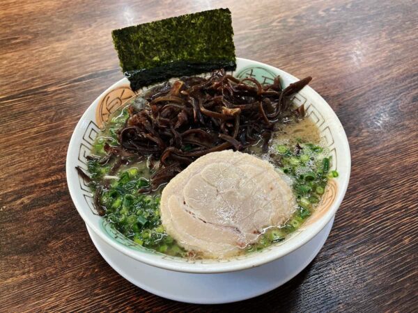 強烈な豚骨臭漂う店内で濃いめでクリーミーなスープの伊奈にあるラーメン店「博多長浜らーめん 楓神」