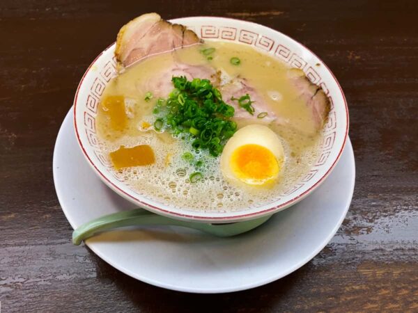 群馬の豚骨ラーメンを牽引し有名格闘家も通う高崎にある豚骨ラーメン店「だるま大使」