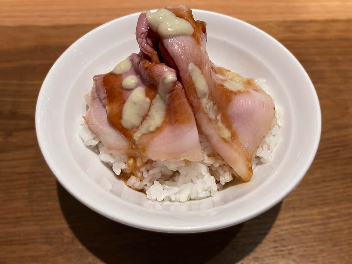 ローストポーク丼(わさびクリームのせ)|埼玉 東所沢 ラーメンWalkerキッチン