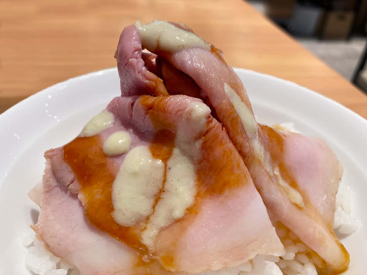 ローストポーク丼(わさびクリームのせ)|埼玉 東所沢 ラーメンWalkerキッチン