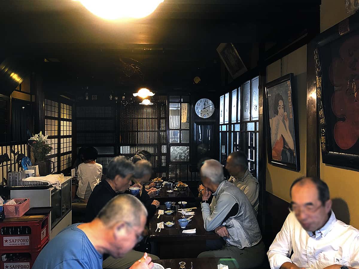 東京 台東 土手の伊勢屋|店内