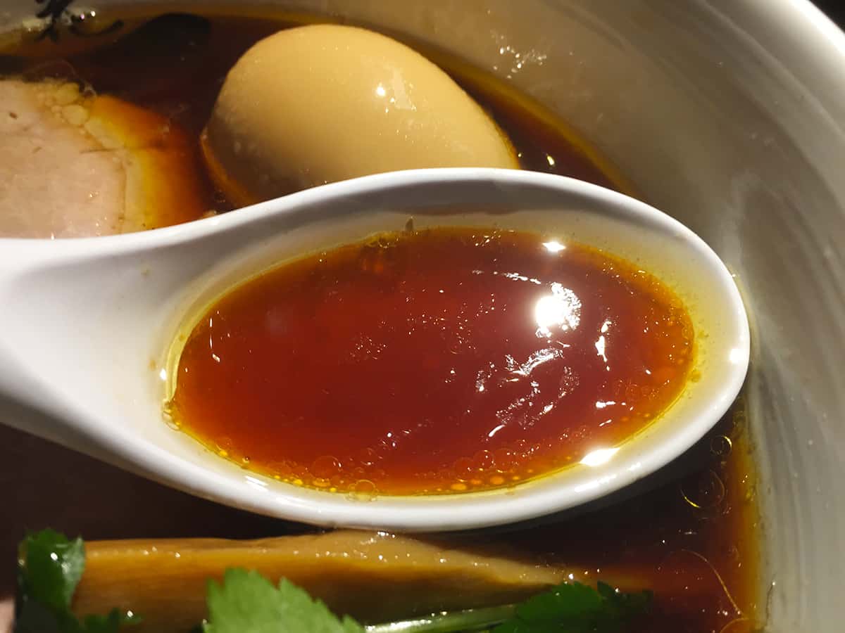 東京 立川 らーめん愉悦処 鏡花|極醤油ラーメン スープ