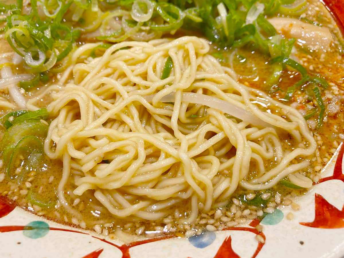 麺は細い縮れ麺｜べんてん屋 銀座有楽町店