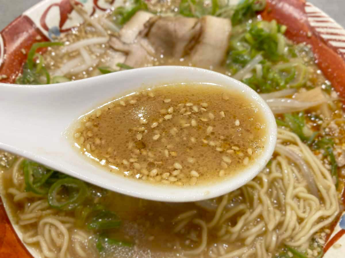 白胡麻がたっぷり入ったラーメンスープ｜べんてん屋 銀座有楽町店