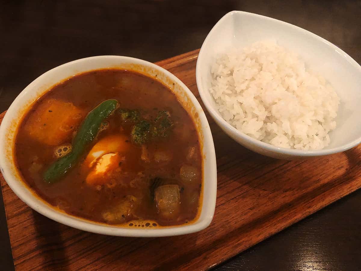 東京 神田 スープカレー屋 鴻 神田駿河台店|赤カレー