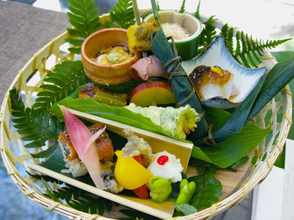 東京 秋川渓谷 黒茶屋｜旬菜籠盛り