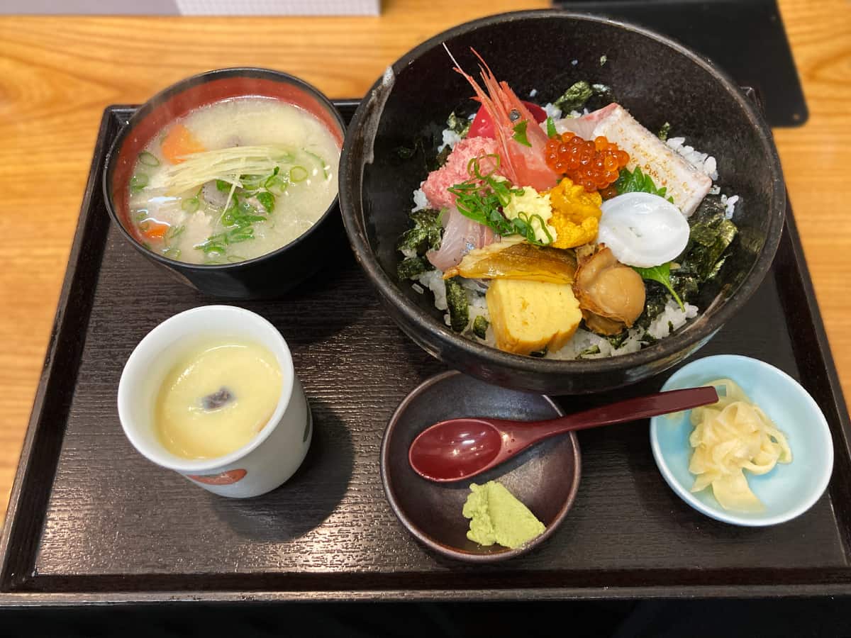 【食事処 むすび屋】鮮度で勝負。丼から一品料理まで隙のない旨さ、沼津港で味わう海の恵み