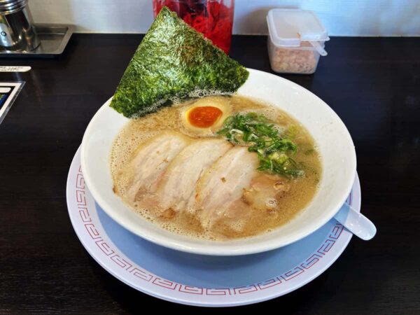 替玉が宙を舞い元格闘家の店主が作る東所沢にある豚骨ラーメン店「博多らーめん ひまわり」