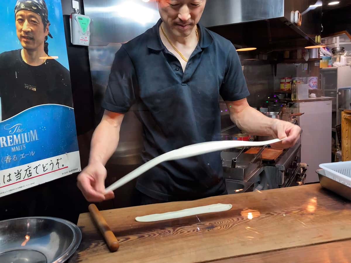 ビャンビャン麺を打っている様子|八鮮大連餃子