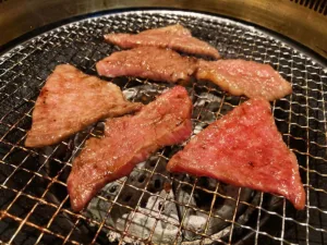 焼肉の様子｜焼肉問屋 牛蔵