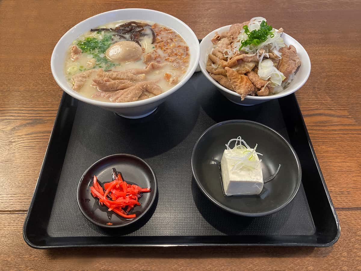 豚もつラーメンとミニもつ煮丼|モツ煮専門店 王里