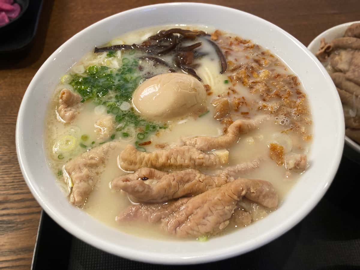 豚もつラーメン|モツ煮専門店 王里