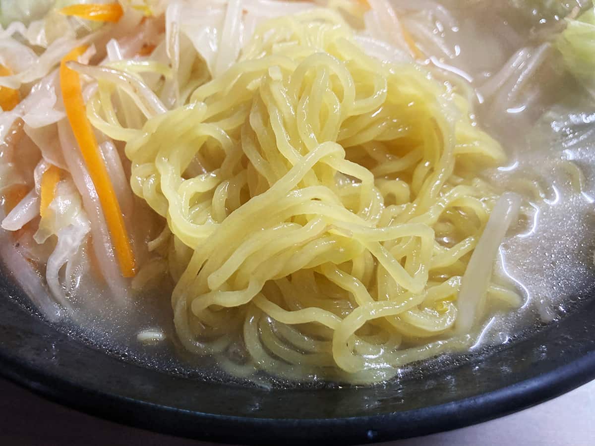 ラーメンの麺｜鈴蘭飯店
