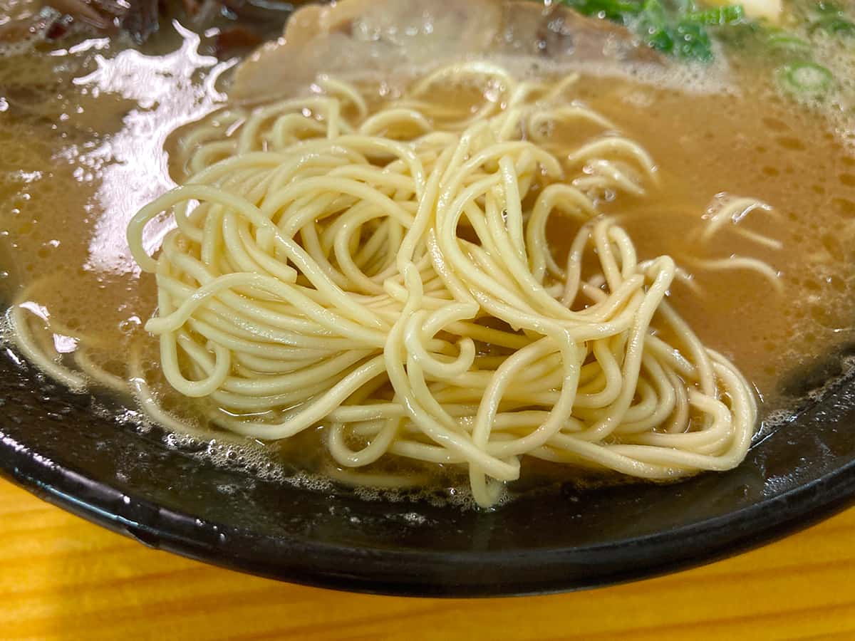 ラーメンの麺|豚骨ラーメン 新井商店