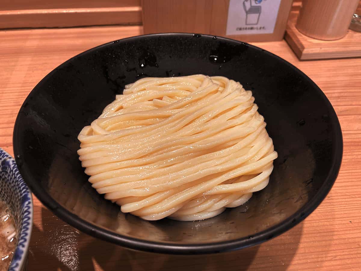 整面された麺|頑者 本店