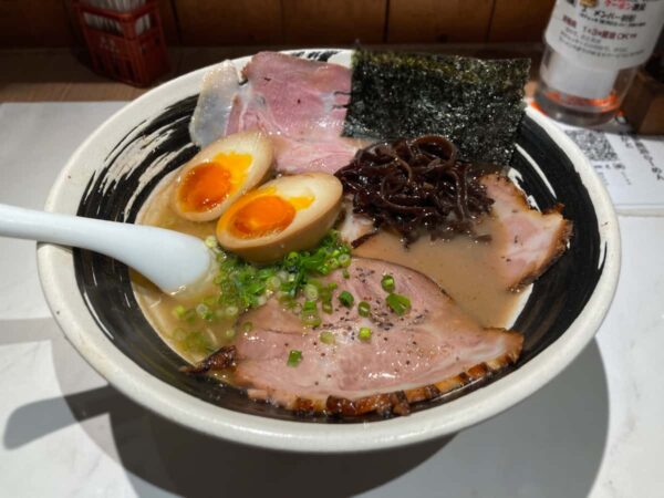 クセ強めな雰囲気で濃厚な豚骨ラーメンを頂ける所沢にあるラーメン店「博多長浜らーめん よかと」