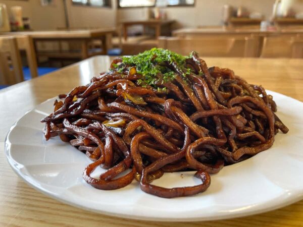 焼きそばの盛り加減｜岩崎屋