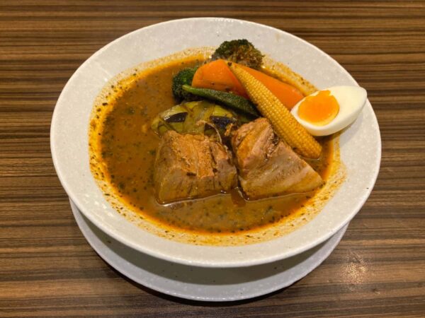 豚角煮と野菜のスープカレー｜東京らっきょブラザーズ