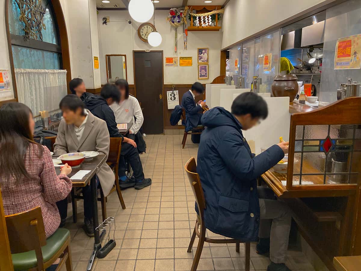 店内カウンター・テーブル席|中華そば 萬福