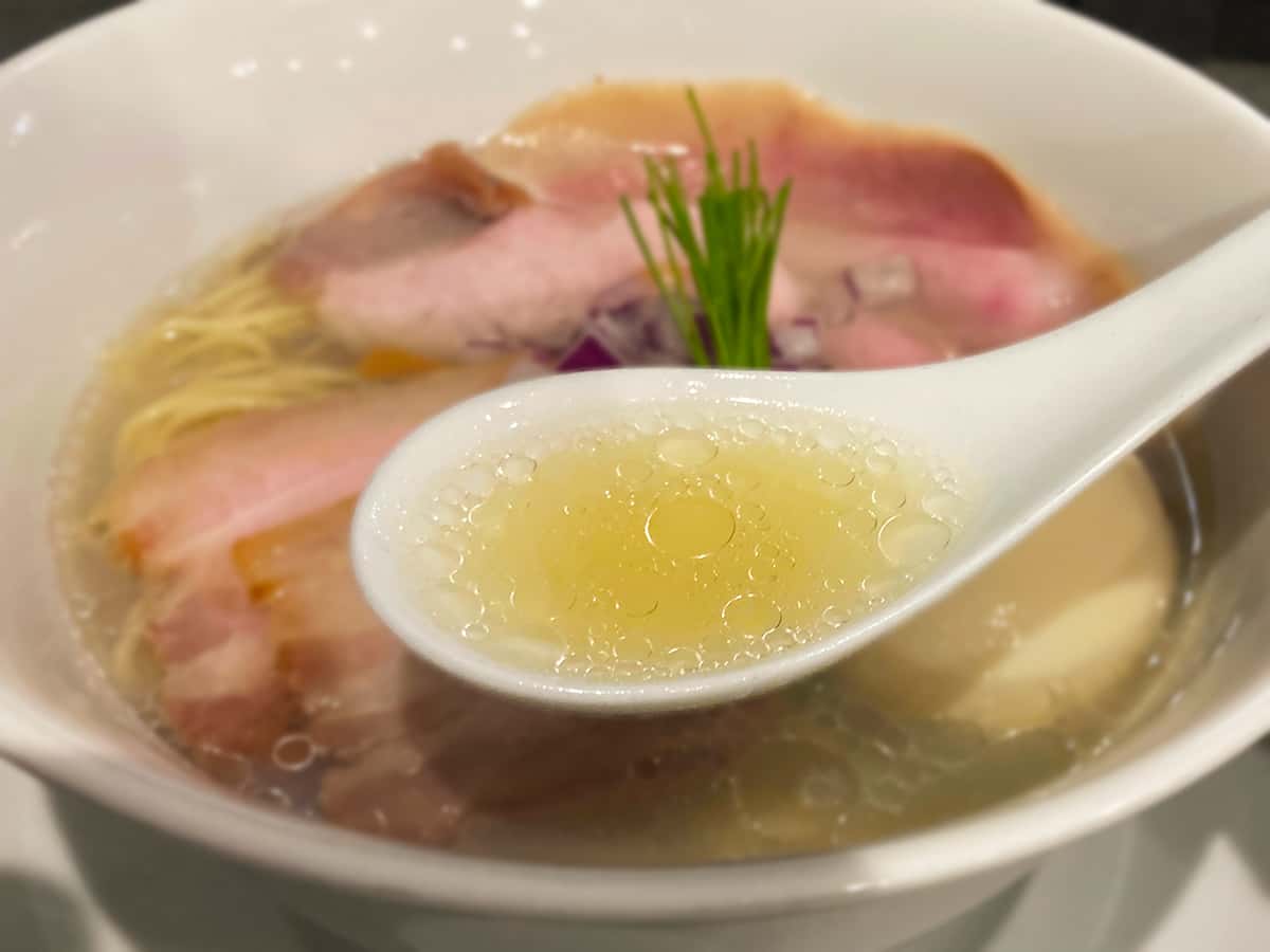 中華蕎麦(塩)上のスープ|宍道湖しじみ中華蕎麦 琥珀 池袋店