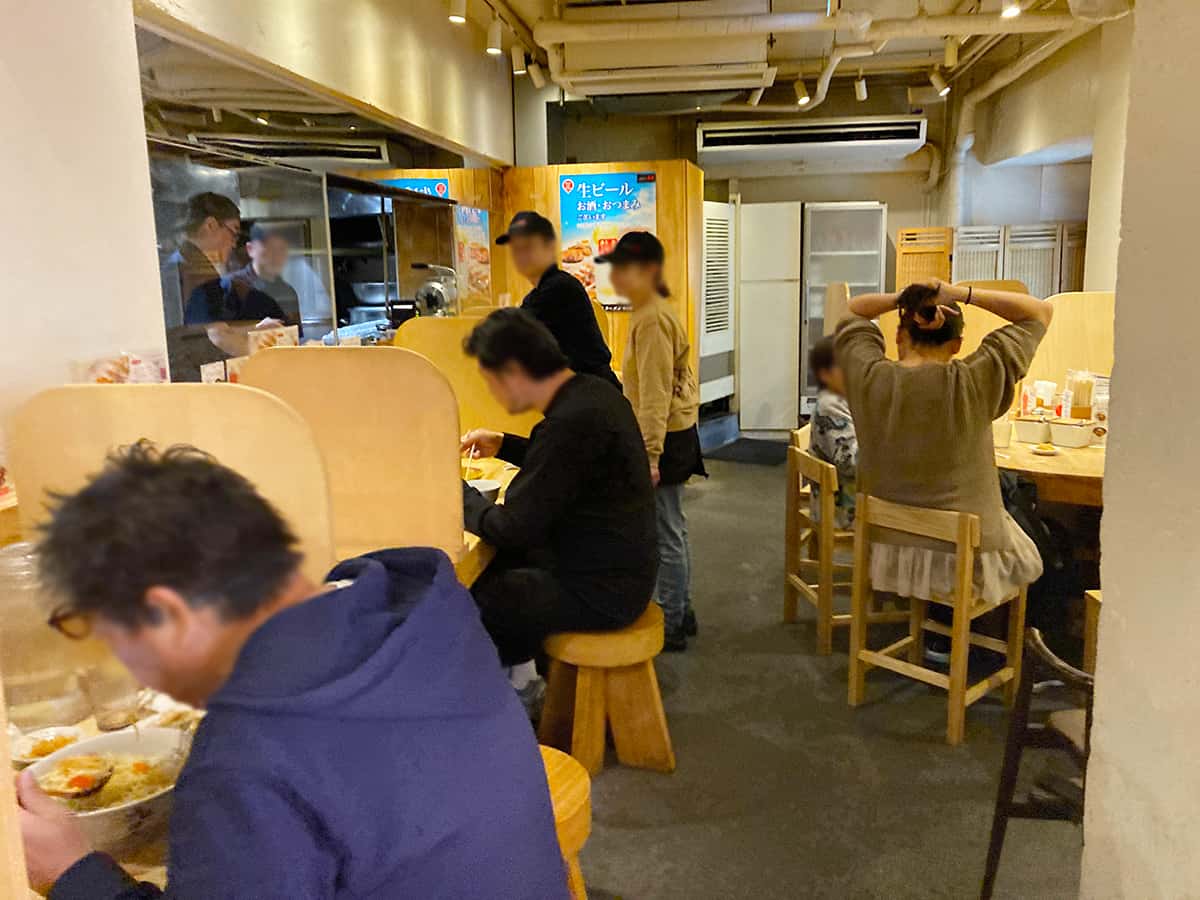 店舗テーブル・カウンター席|九十九ラーメン 恵比寿本店