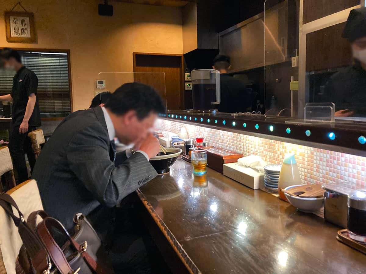 店舗カウンター席|博多ラーメン しばらく 日本橋店