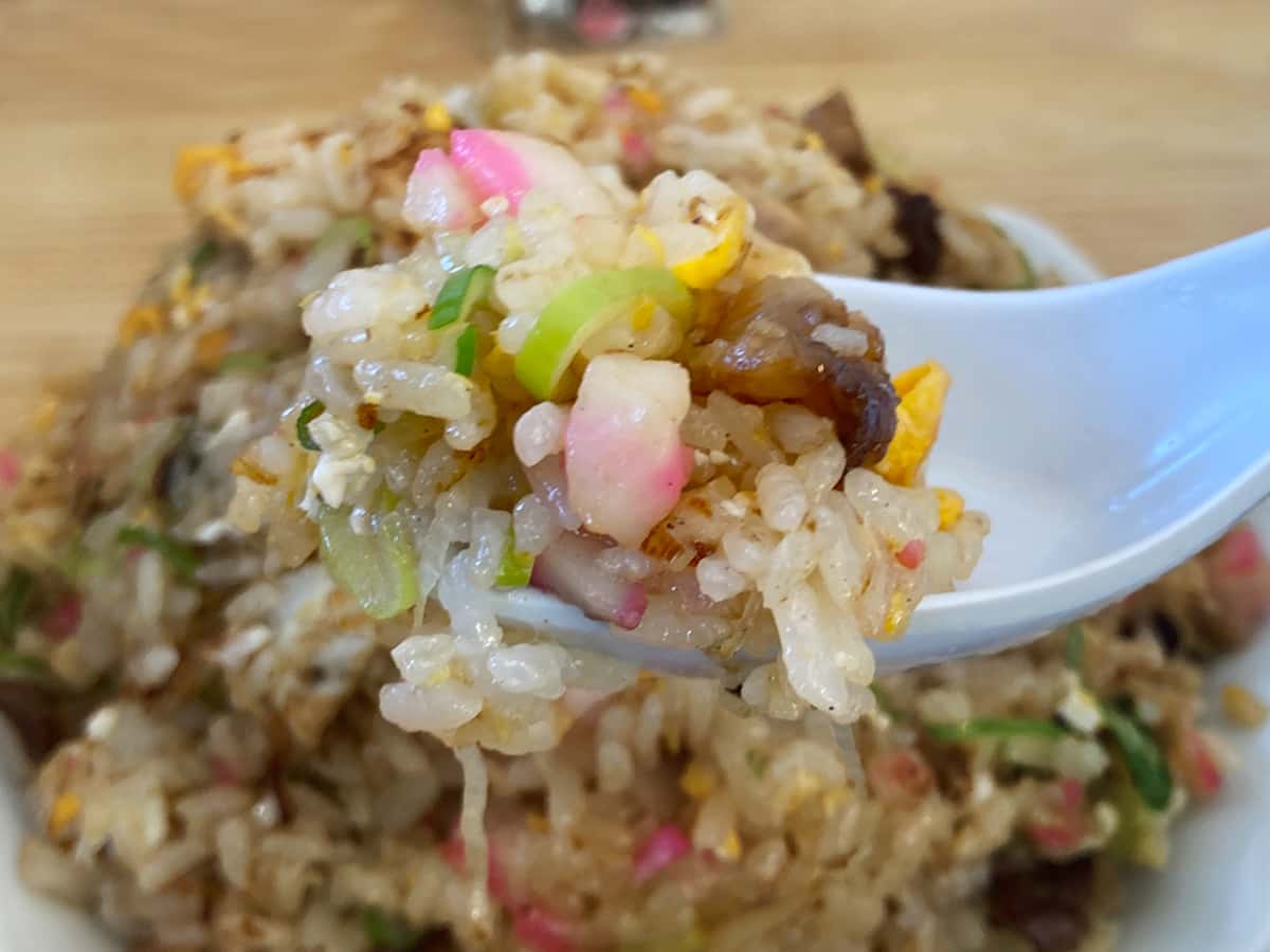 具沢山な炒飯の様子|らーめん西華