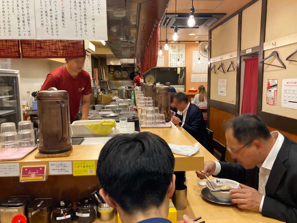 店内カウンター席|博多ラーメン和
