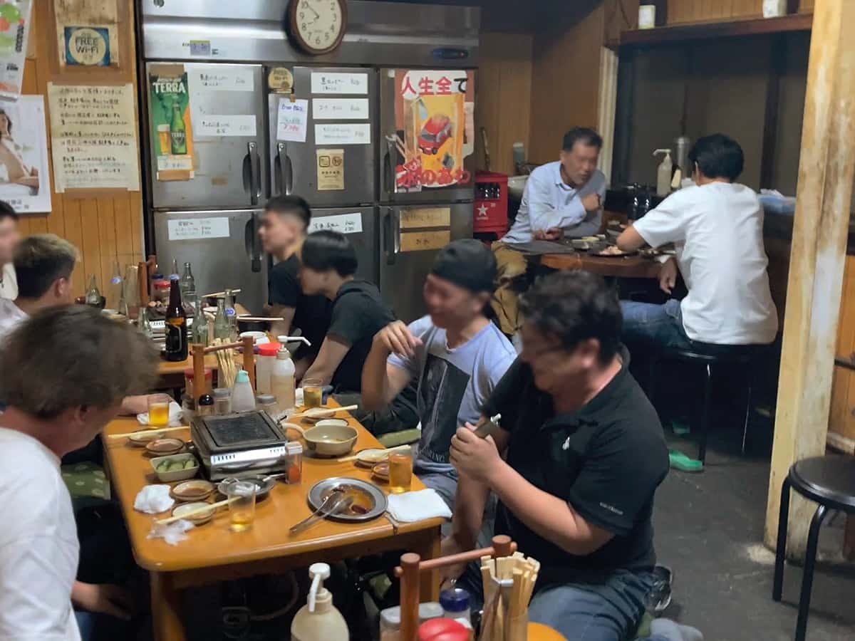 店内座敷席とテーブル席|三番ホルモン