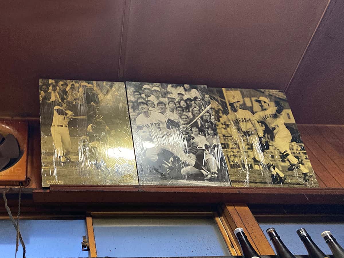 店内に飾られた長嶋茂雄の写真|三番ホルモン
