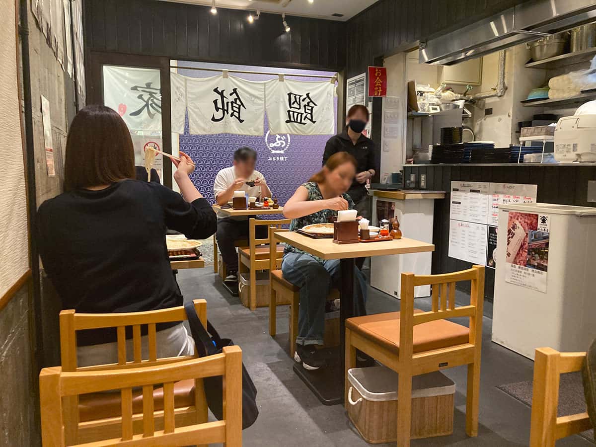 店内テーブル席|うどん家 八重桜