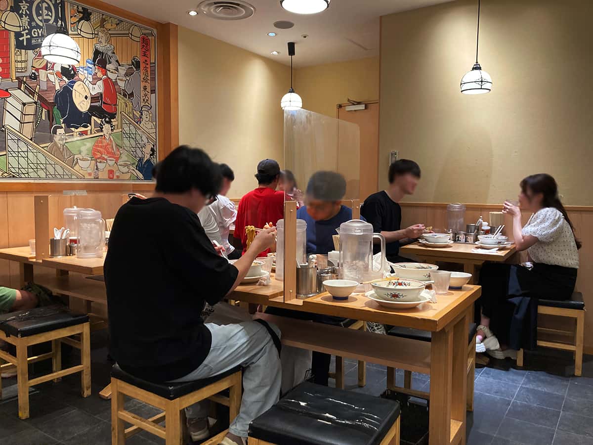 店内テーブル席|東京煮干し らーめん玉 東京駅店