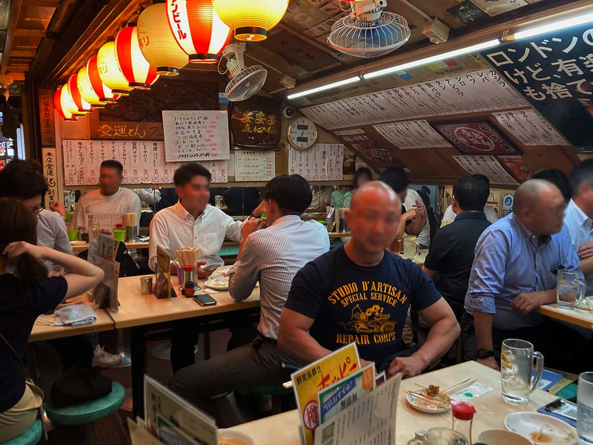 店内テーブル席|もつやき 登運とん
