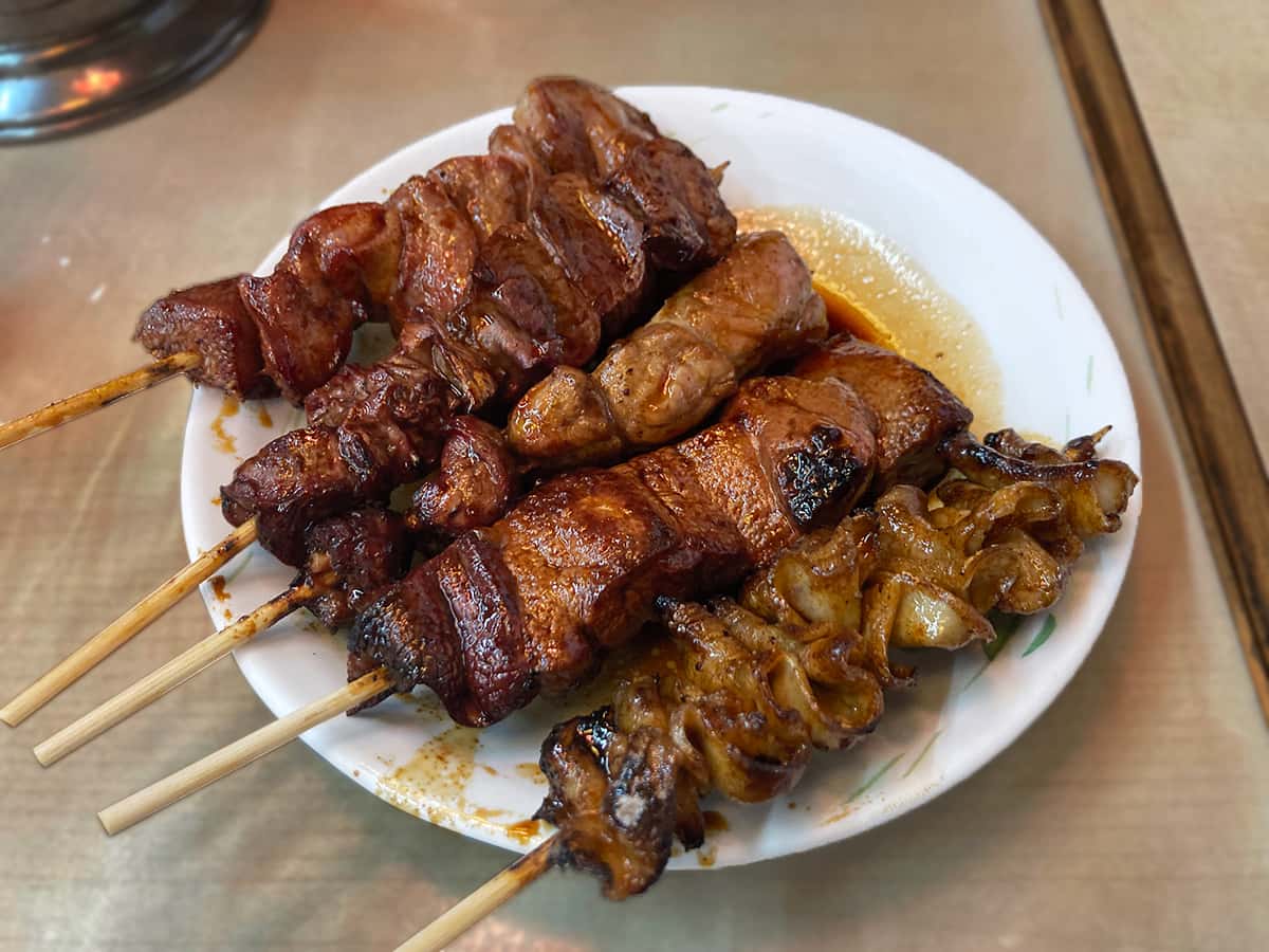 豚串盛り合わせ｜もつやき 登運とん