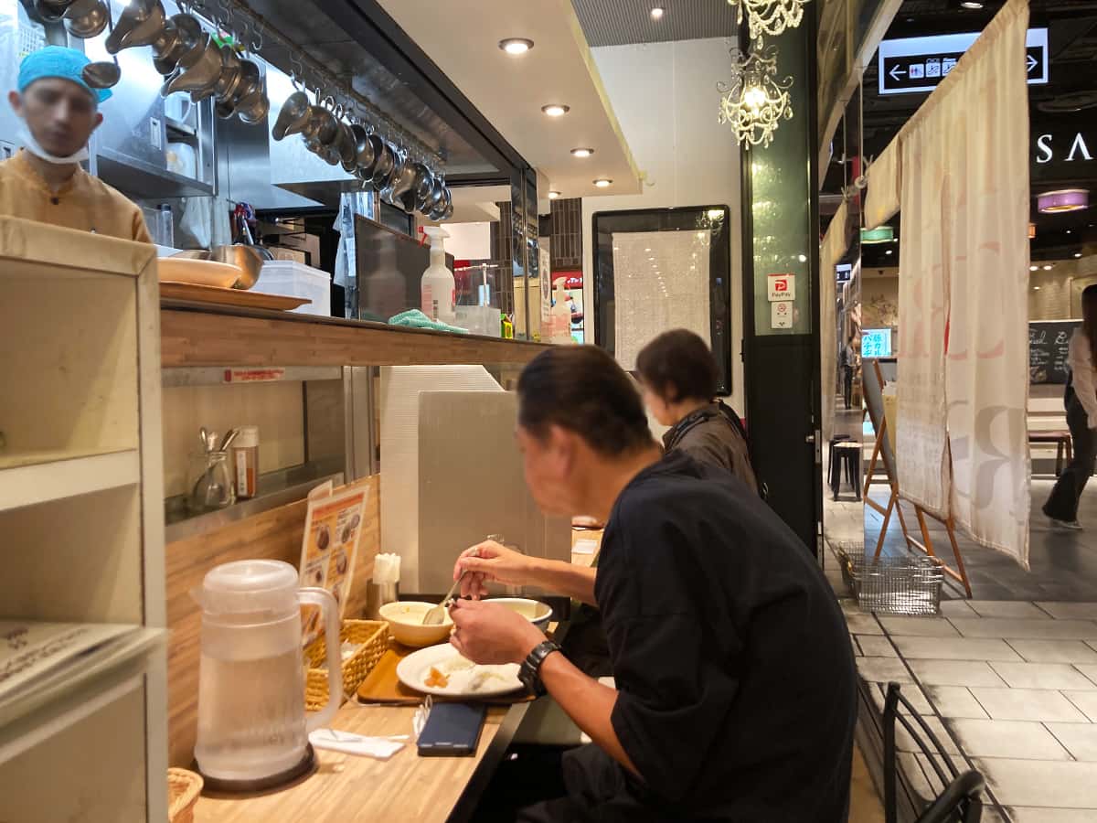 店内カウンター席|東京カレー屋名店会