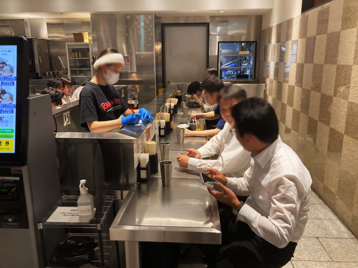 店内カウンター席|松戸富田麺絆