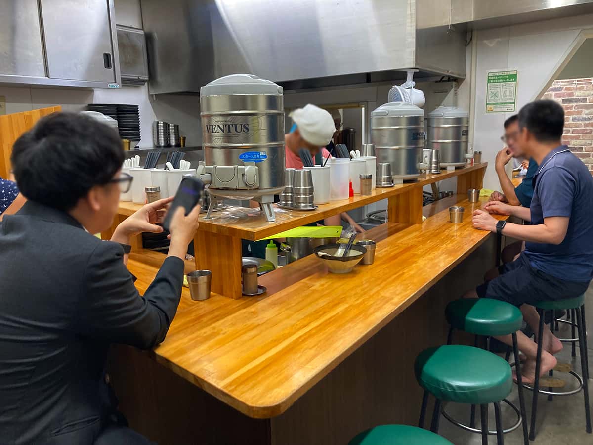 店内カウンター席|北大塚ラーメン