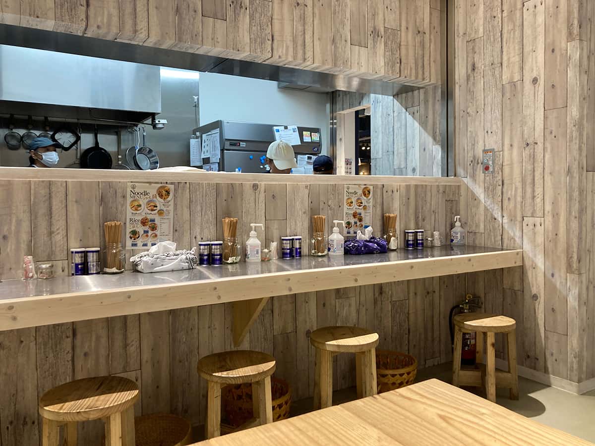 店内カウンター席|Tokyo Bay Fisherman's Noodle いちごよこすかポートマーケット店