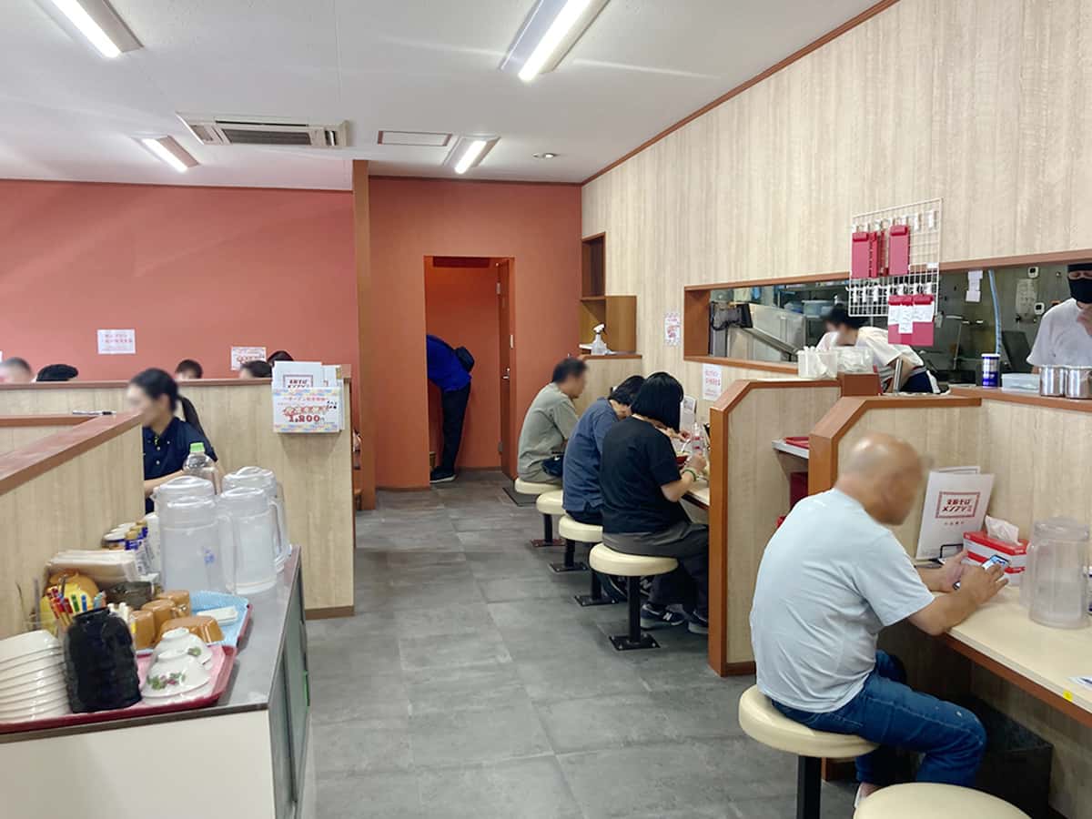 店内カウンター・テーブル席|支那そばメンフジミ