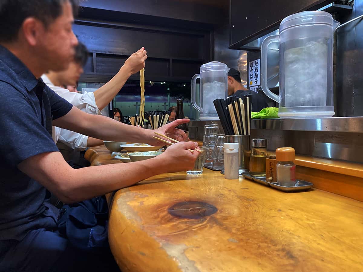 店内カウンター席|中華そば 喜富
