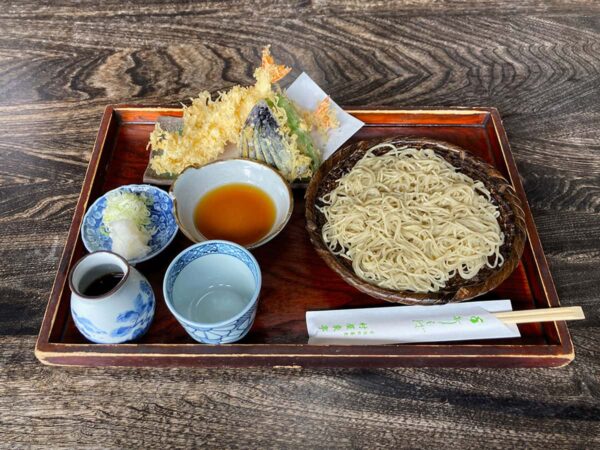 創業1918年で手打ちの自家製蕎麦に出汁の効いた汁を合わせ「常陸秋蕎麦」を広めた鉾田にある蕎麦屋「村屋東亭」