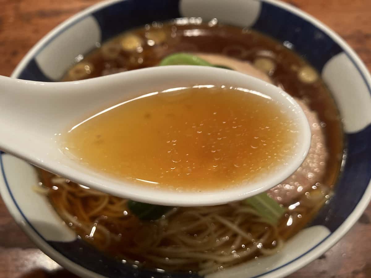 醤油ラーメンのスープ|支那麺 橋悟(はしご) 本店