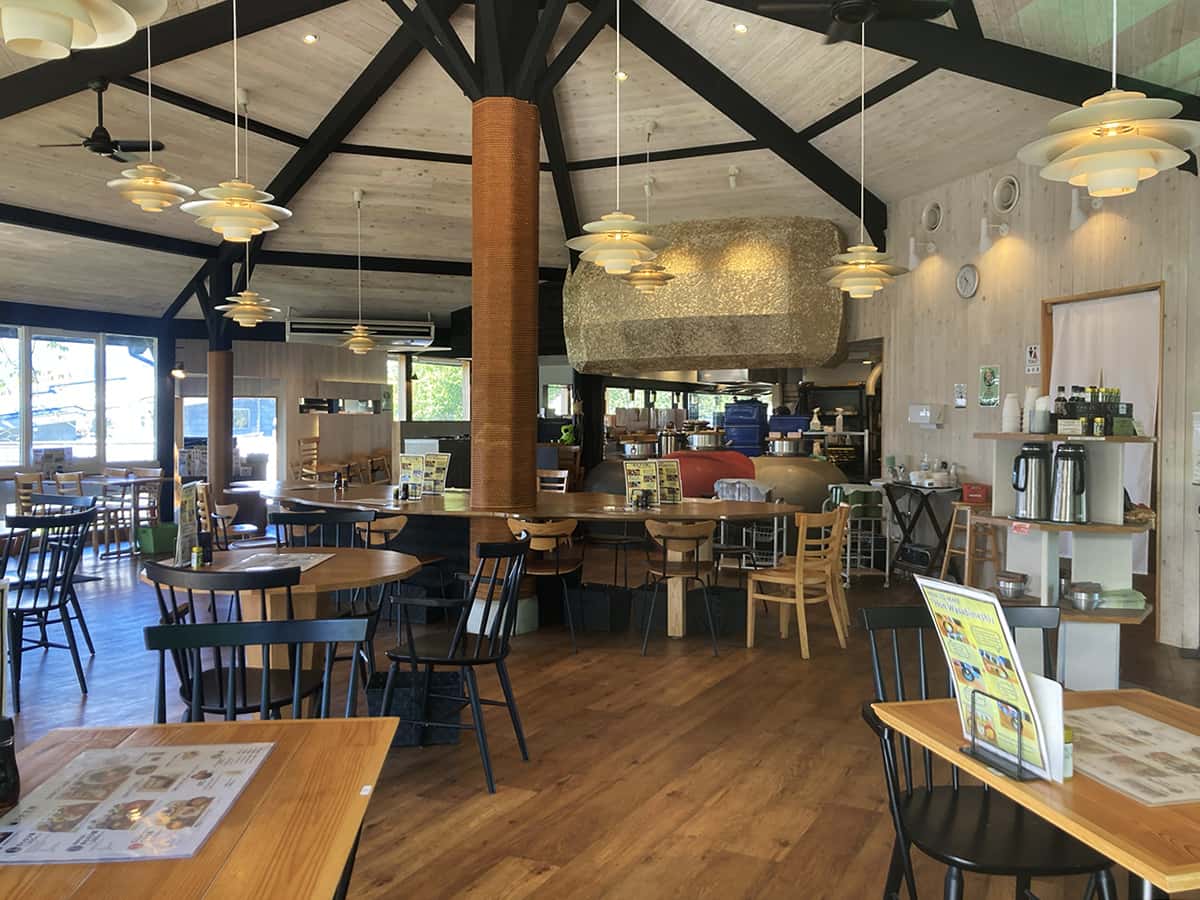 店内テーブル席|湧水飯釜大王庵