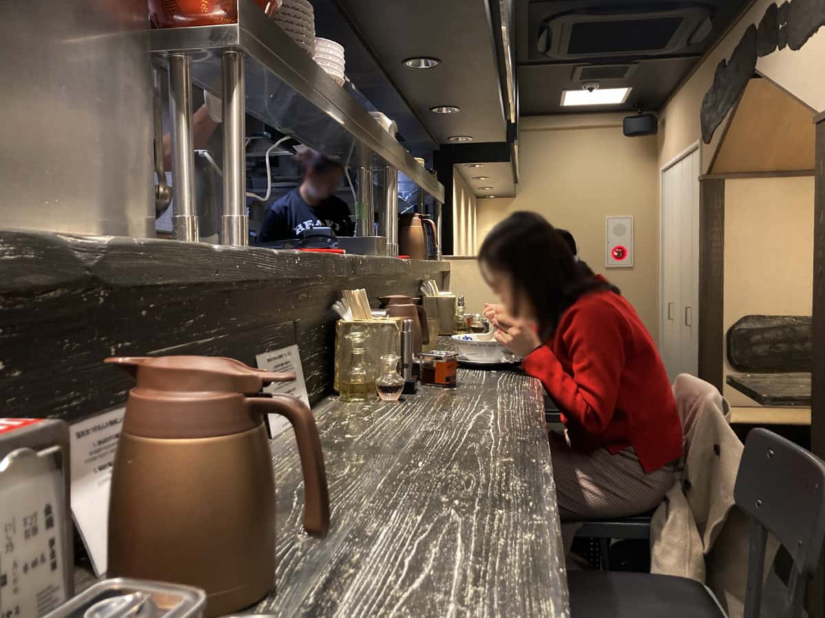 店内カウンター席|あいだや2